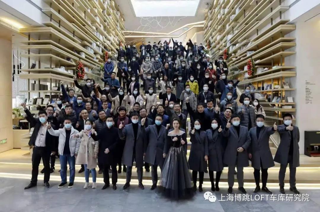 张掖全国一百多人在华侨城汉口道6号参观研讨LOFT专利车库技术！
